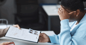 Paciente segurando documento de negativa de plano de saúde, ilustrando quando a recusa de cobertura médica é ilegal segundo a lei brasileira.